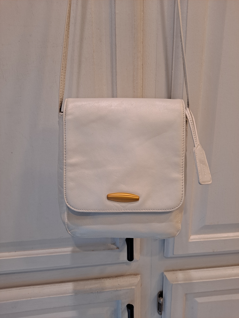 Liz Claiborne Leather Co White Pearlized Leather Crossbody Gold Accents Vintage